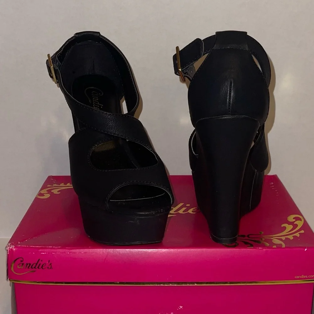 Candie's Black Platform Shoes Sleek Design
